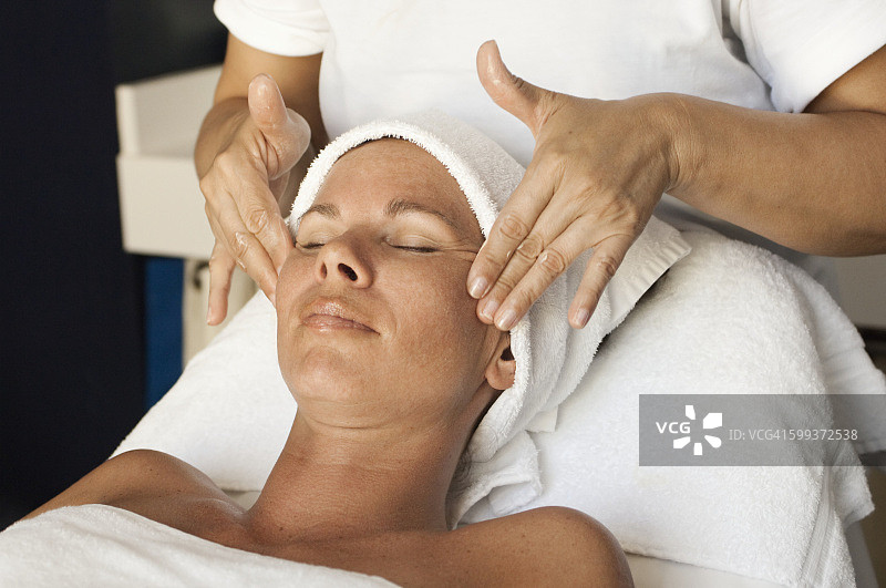 女人正在接受面部按摩图片素材