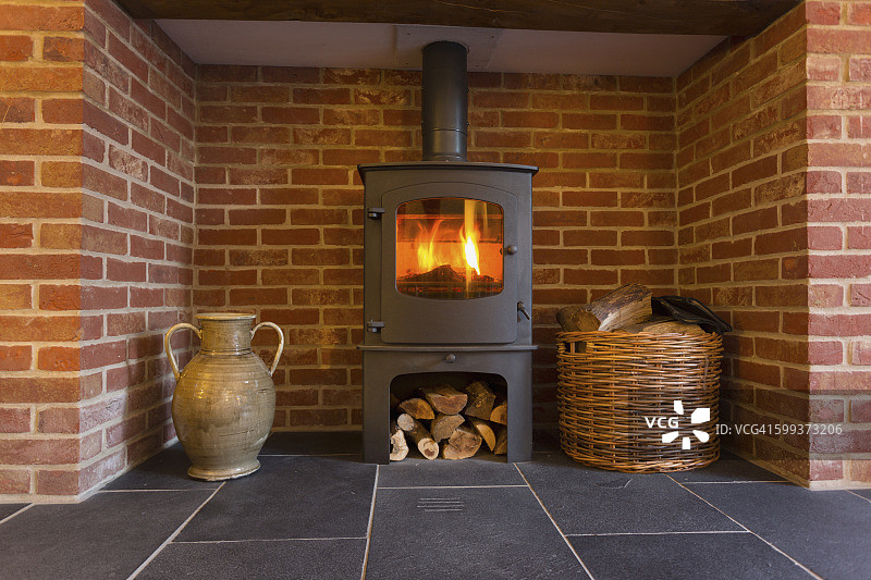 砖砌壁炉中的燃木火炉图片素材