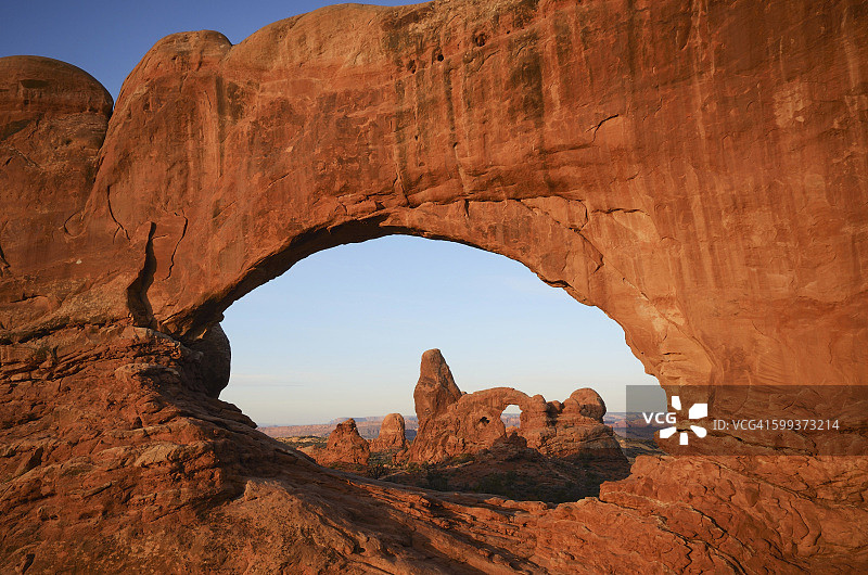 美国犹他州拱门国家公园的北窗和炮塔拱门日出图片素材