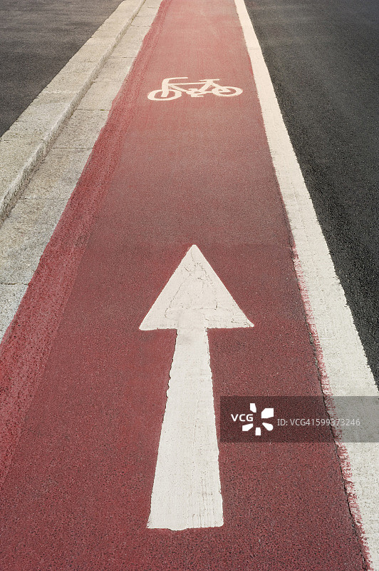 带有白色自行车标志和单行箭头指示的自行车道，英国图片素材
