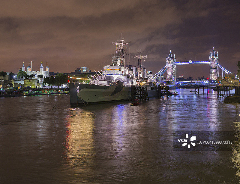 泛光灯下的贝尔法斯特号巡洋舰、伦敦塔桥和伦敦塔图片素材