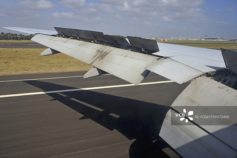 飞机着陆时的机翼图片素材