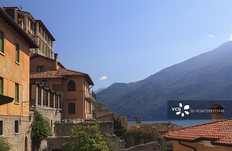 意大利利莫内加尔达湖的红色屋顶景观图片素材