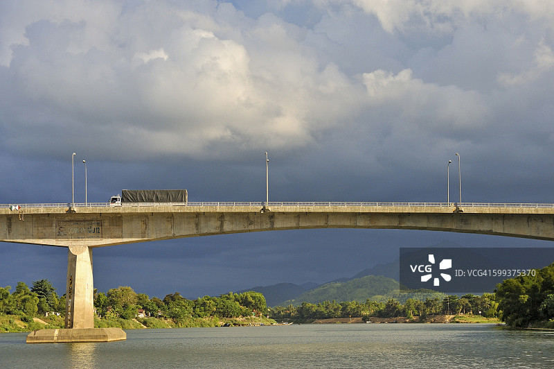 越南顺化香江上的桥梁，东南亚图片素材