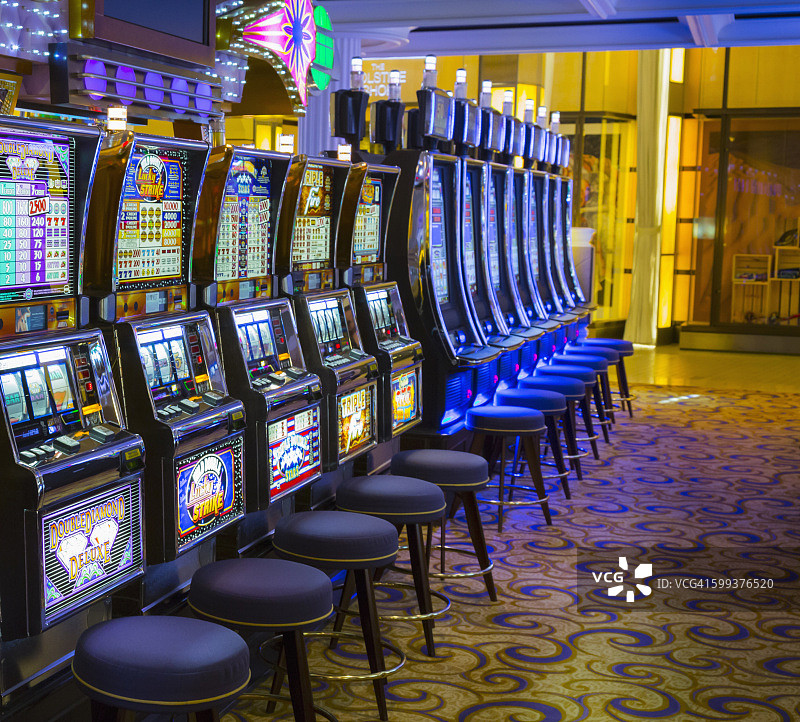赌场里的一排独臂老虎机图片素材