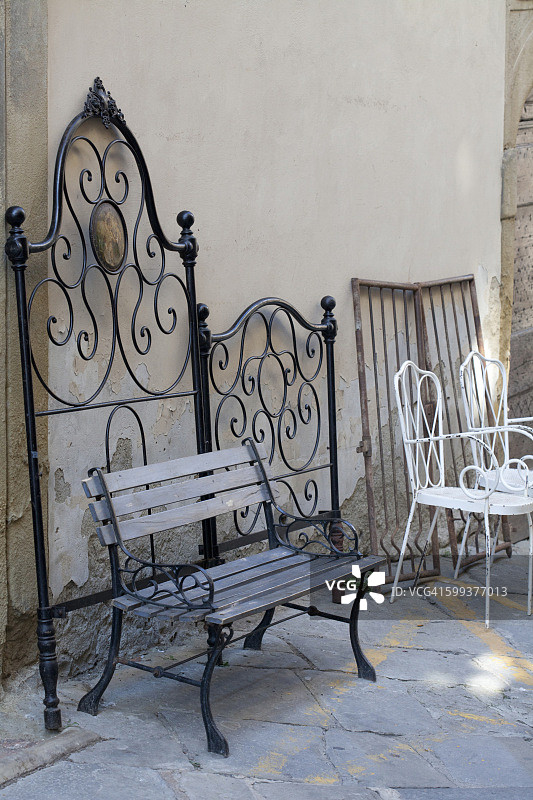 意大利街头出售的复古家具图片素材