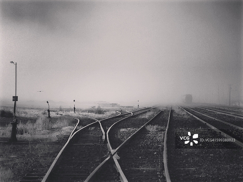 铁轨上的雾气图片素材