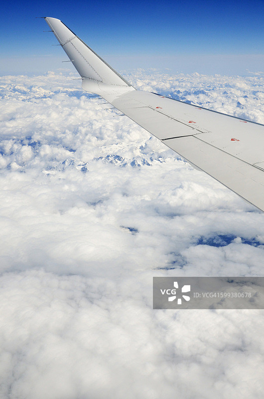飞机的机翼掠过法国阿尔卑斯山图片素材