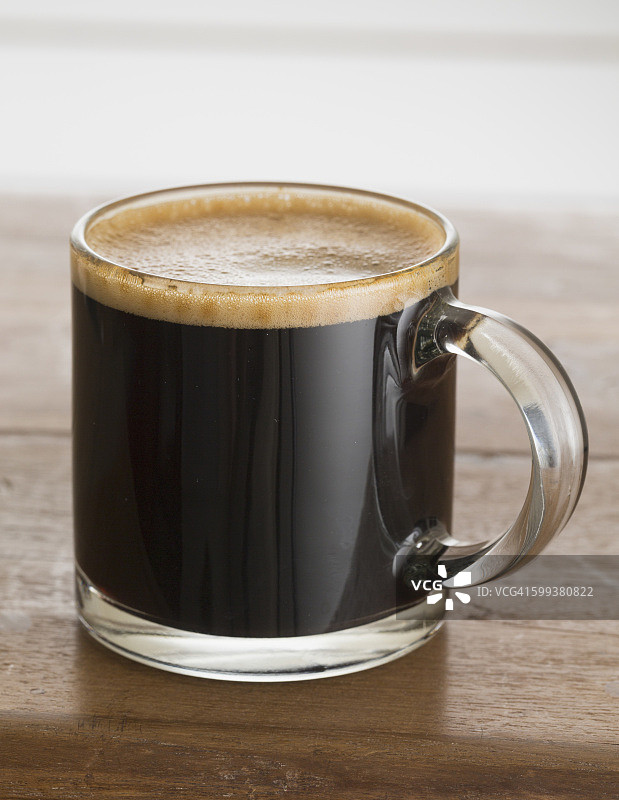 老木桌上的单杯意式浓缩咖啡图片素材