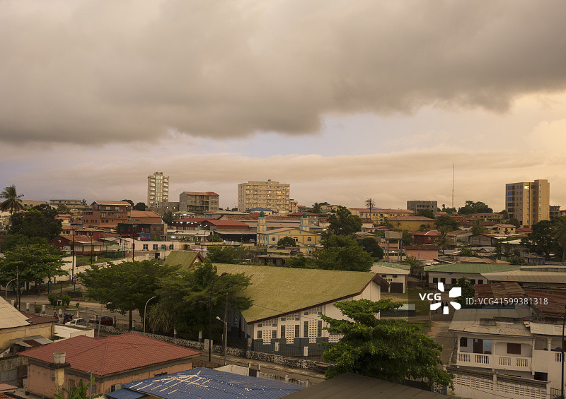 赤道几内亚巴塔日落城市屋顶景观图片素材