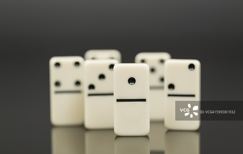 前方数字为一的多米诺骨牌图片素材