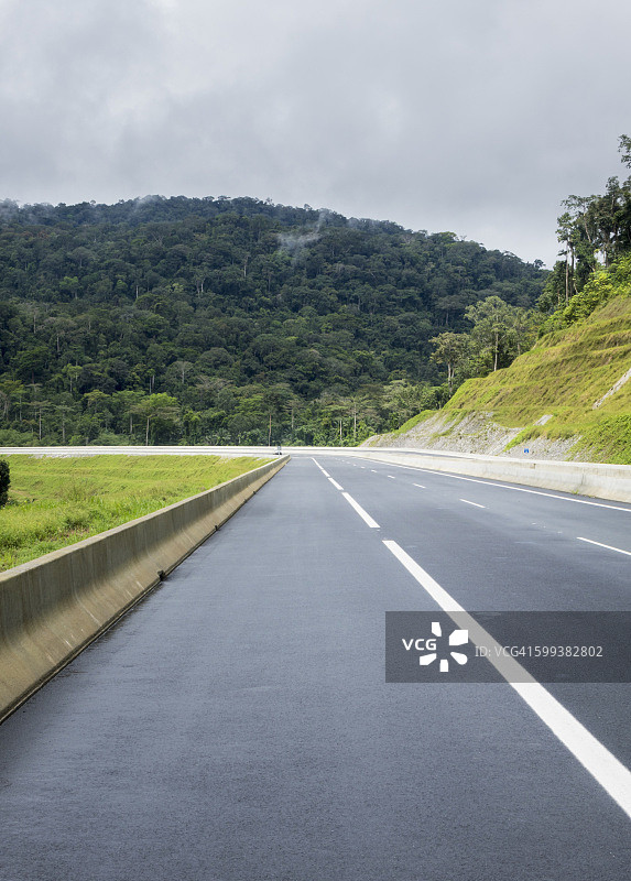 赤道几内亚巴塔和蒙戈莫之间通往奥亚拉新城的现代高速公路图片素材