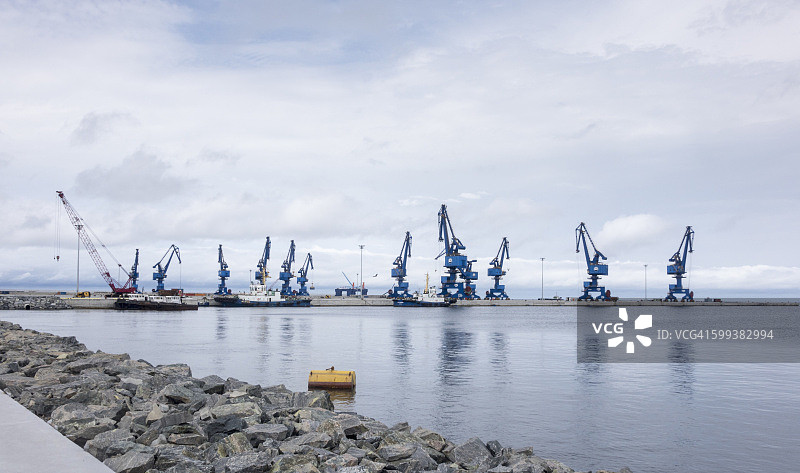 赤道几内亚巴塔新港扩建工程中的大型起重机图片素材