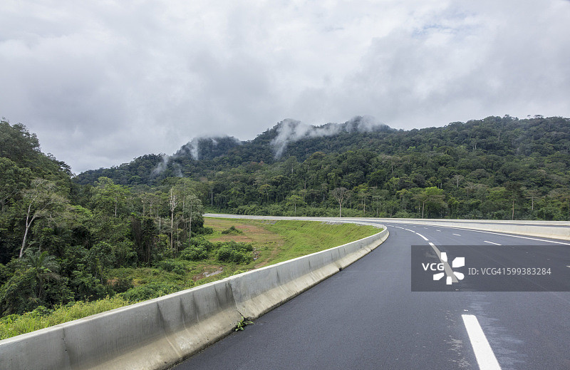 赤道几内亚巴塔和蒙戈莫之间通往奥亚拉新城的现代高速公路图片素材