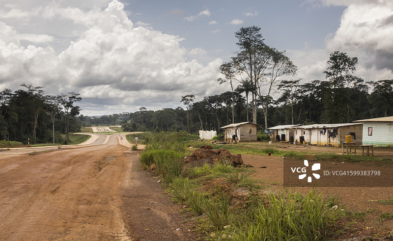 为建造新首都的建筑工人提供的茅屋和住所，新首都正在非洲赤道几内亚奥亚拉建造图片素材