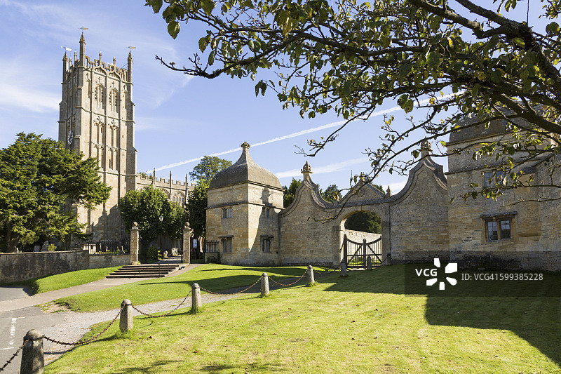 奇平卡姆登老科茨沃尔德镇的圣詹姆斯教堂和坎普登府邸大门图片素材