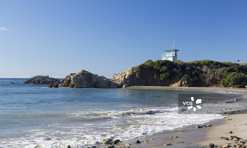 美国南加州里奥卡里略州立海滩上的蓝色救生员小屋图片素材