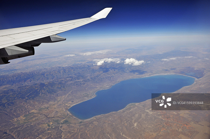 飞越犹他州盐湖城附近湖泊和山脉的飞机机翼图片素材