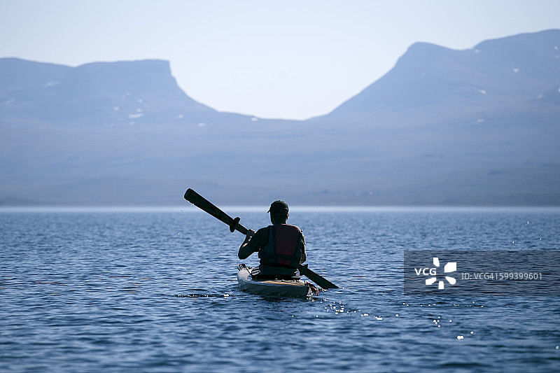 在海上划皮划艇的人图片素材