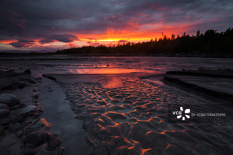 山河上色彩斑斓的日落图片素材