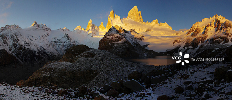 洛斯 tres 湖和菲茨罗伊峰的日出图片素材