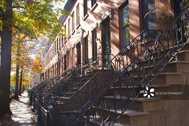 霍博肯的砖砌联排别墅和铁栏杆图片素材