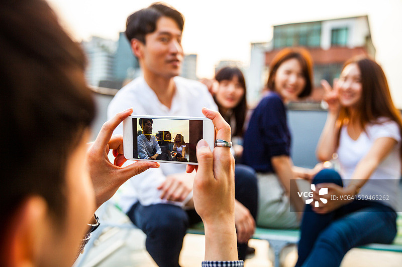 韩国人在首尔举行屋顶派对图片素材