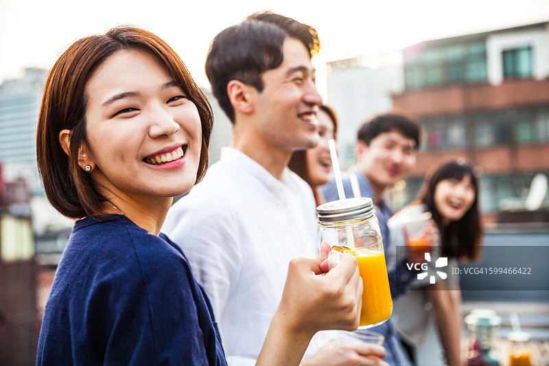 韩国女人与朋友在首尔参加屋顶派对图片素材