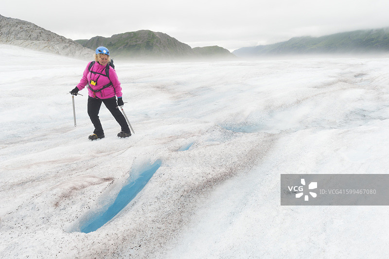 女人注视着冰隙图片素材