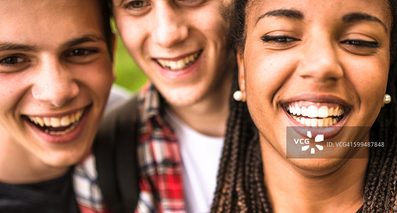 大学生们笑着自拍图片素材