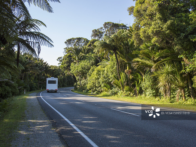 风景优美的公路上行驶的房车，普纳凯基，帕帕罗瓦国家公园图片素材