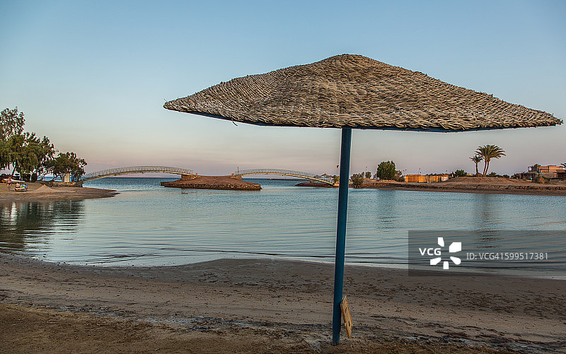 通往扎伊图纳岛的太阳伞和桥梁图片素材