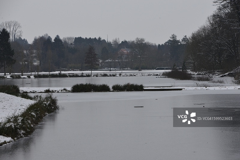 池塘里冰冻的水图片素材