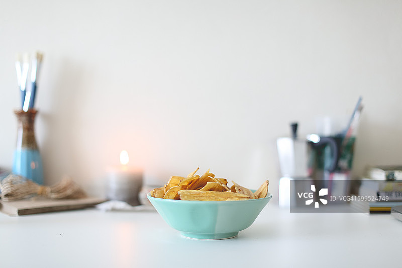 蓝绿色香蕉片碗图片素材