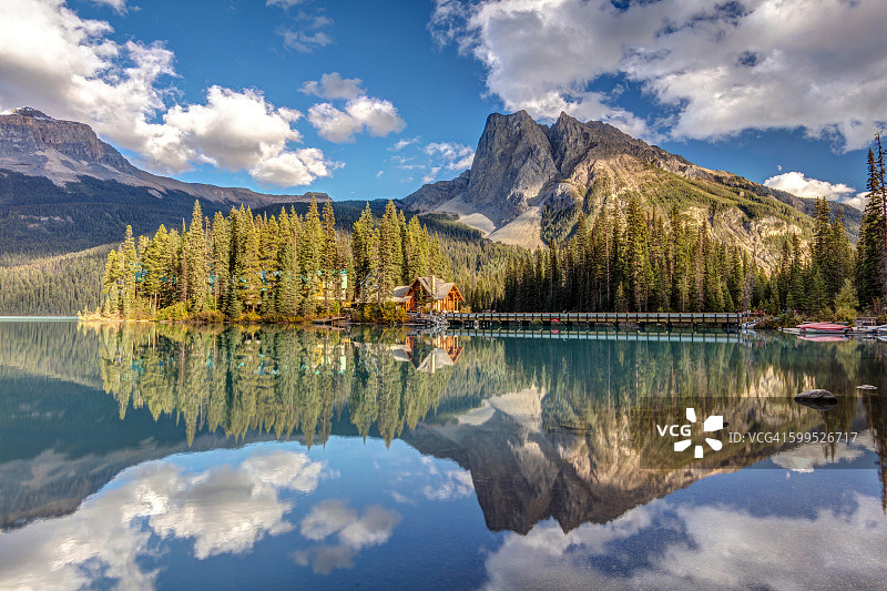 翡翠湖旅馆倒影图片素材