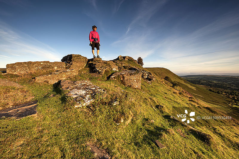 徒步者在赫里福德郡的黑山上欣赏美景图片素材