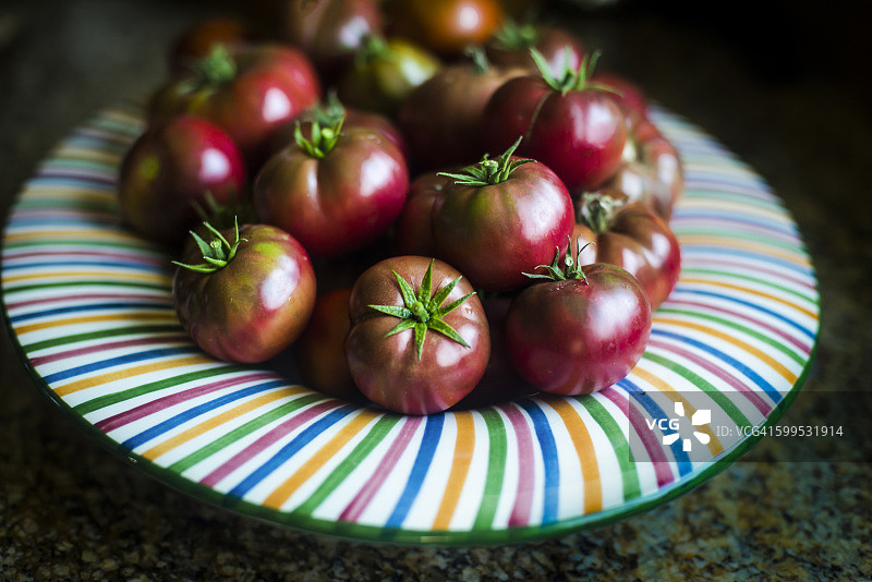 从花园新鲜采摘的传家宝番茄图片素材