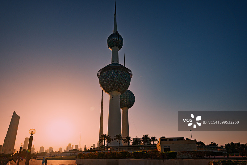 科威特塔，背景为科威特城日落图片素材