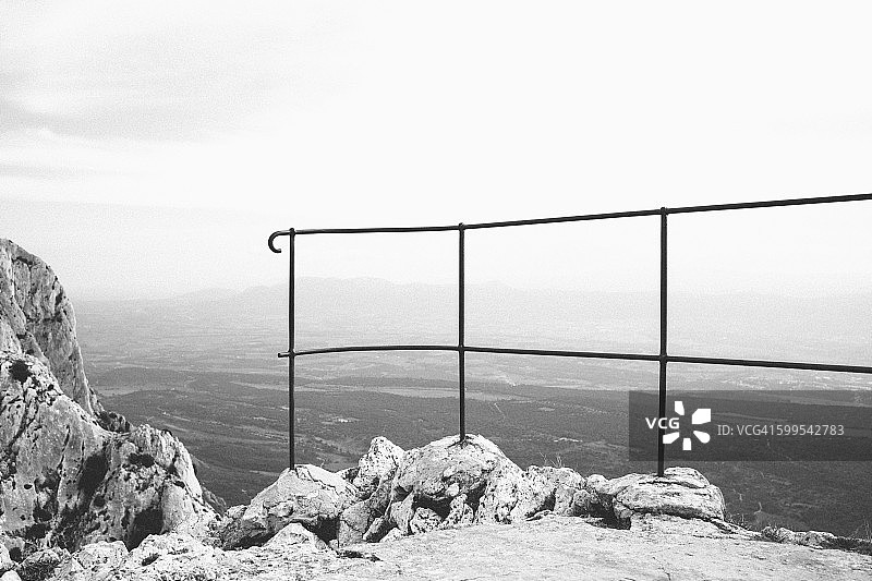 金属栏杆与风景背景图片素材