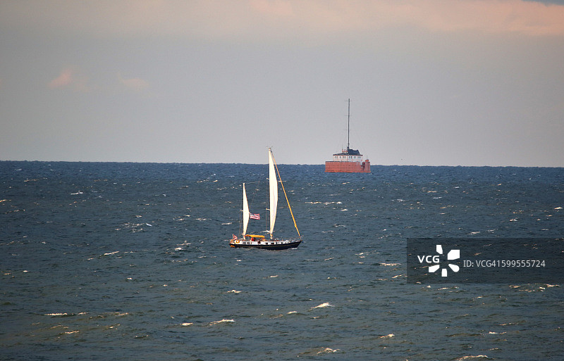 在开阔水域航行的历史悠久的高桅帆船图片素材