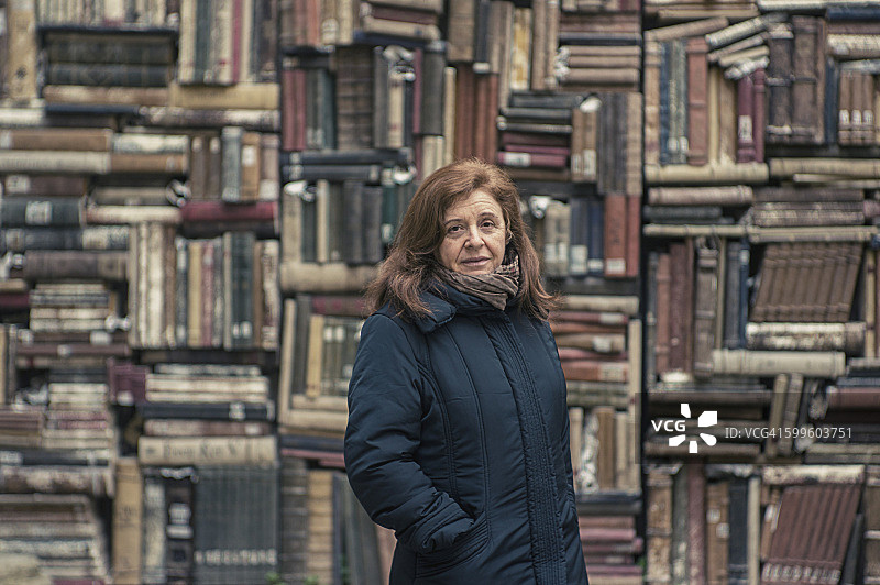 带有剧院背景的女士图片素材