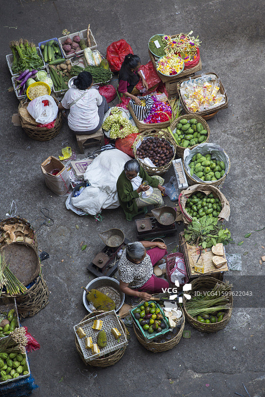 印度尼西亚巴厘岛乌布传统市场蔬菜篮摊贩（高角度）图片素材