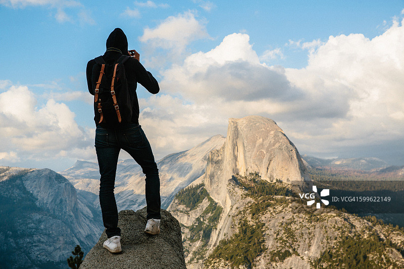 男子在优胜美地国家公园山顶拍照，加利福尼亚州，美国图片素材