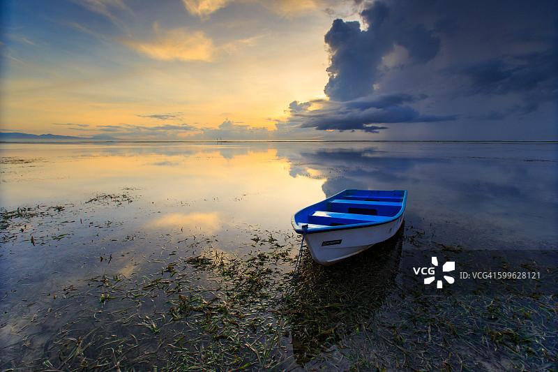 沙努尔海滩上的船图片素材