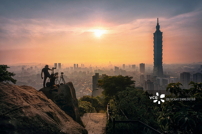 摄影师与台北101大楼图片素材