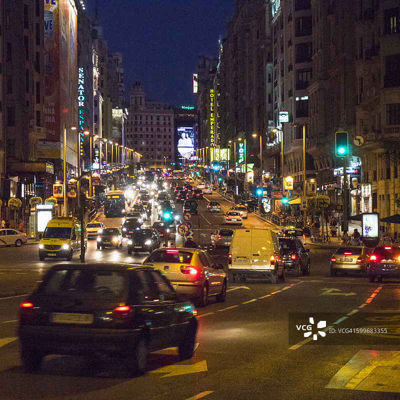 马德里格兰大道夜间交通图片素材