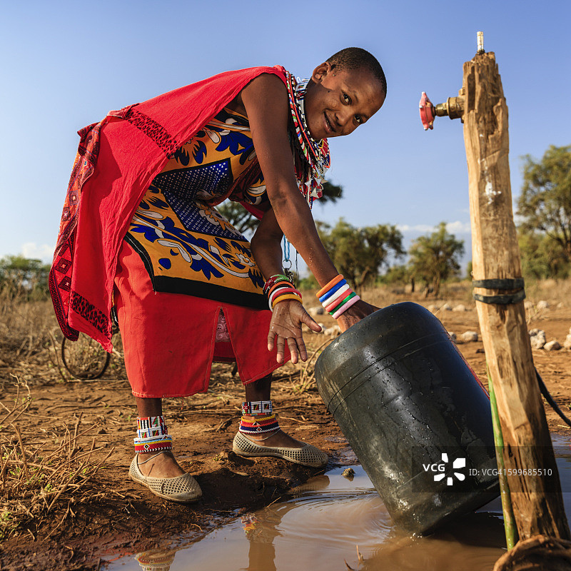 肯尼亚东非马赛部落女人打水图片素材