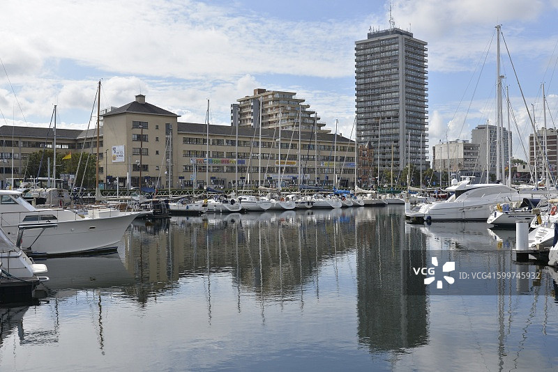 逆光下的奥斯坦德码头图片素材