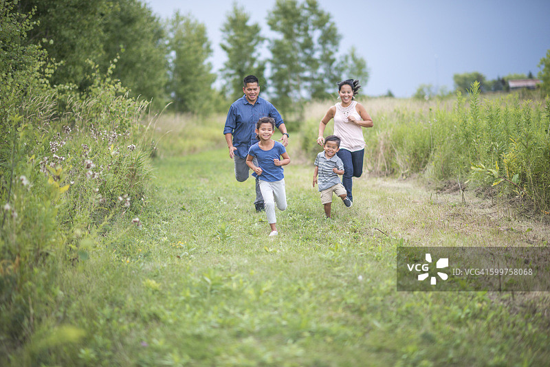 孩子们跑在父母前面图片素材