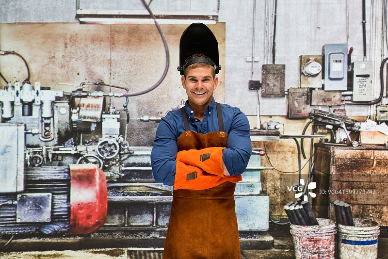 铁匠在车间抱臂图片素材